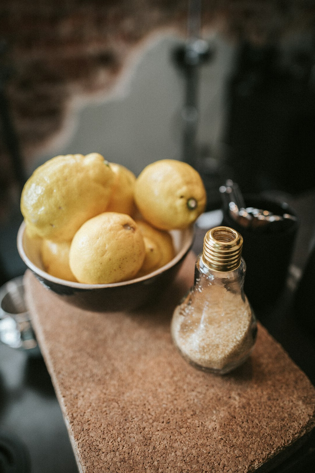 baking soda and lemon for cleaning